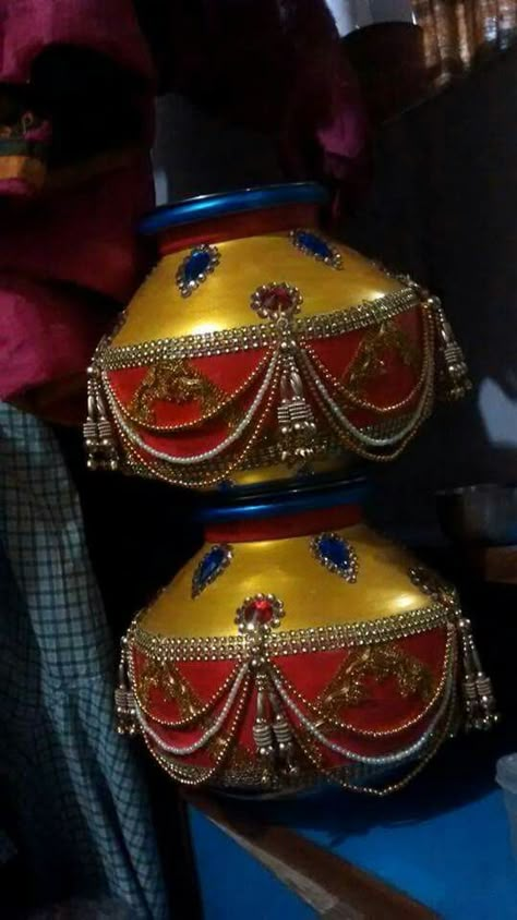 Kundalu Decoration, Matki Painting, Kalash Decoration, Coconut Decoration, Thali Decoration Ideas, Wedding Gift Pack, Bridal Gift Wrapping Ideas, Desi Wedding Decor, Wedding Gifts Packaging