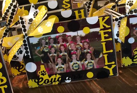 Cheer Picture Frames Diy, Cheer Squad Pictures, Cheerleading Diy, Cheerleading Crafts, Cheer Crafts, Cheer Squad Gifts, Santa Breakfast, Camp Gifts, Cheer Season