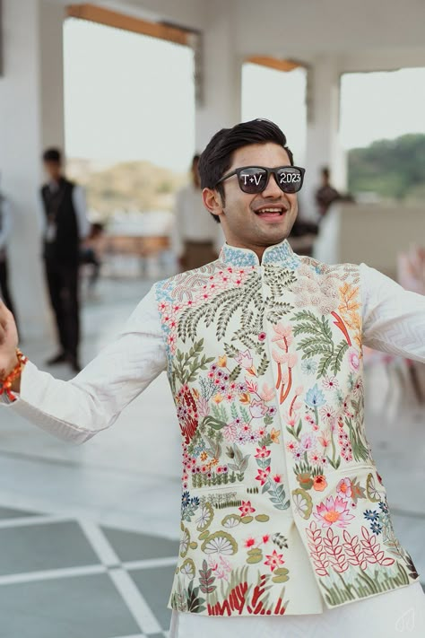 Kurta With Coti Men, Grooms Mehndi Outfit, Mehndi Male Outfit, Indowestern Suits For Men, Haldi Look For Men, Groom Mehndi Outfit For Men, Mehndi Outfit For Men, Mehndi Outfit For Groom, Mehendi Outfit For Groom