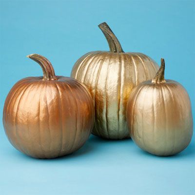 Gold Painted Pumpkins, Pumpkin Spray Paint, Halloween Calabazas, Fall Gourds, Gold Pumpkin, No Carve Pumpkin Decorating, Metal Pumpkins, Creative Pumpkins, Diy Pumpkin