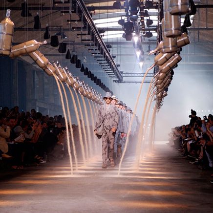 Fashion Runway Stage, Fashion Show Runway Stage, Fashion Show Set Design, Yeezy Fashion Show, Fashion Show Stage Design, Fashion Show Outfit, Runway Stage, Fashion Show Design, Stage Fashion