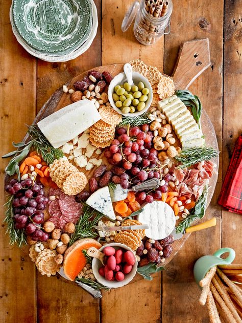 countryliving Lunch Ideas For Large Group, Fruit Thanksgiving, Christmas Lunch Ideas, Italian Bread Sticks, Rustic Bakery, Marinated Mushrooms, Green Beans And Tomatoes, Deli Meats, Christmas Lunch