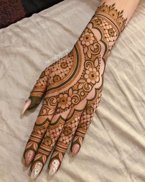 6 Latest Simple Mehndi Designs For The Minimalist Brides This Summer Heavy Henna Designs Back Hand, Mehndi Designs Heavy, Henna 2024, Henna Motifs, Arm Henna, Henne Tattoo, Easy Mehndi Designs, Henna Flower, Diy Henna