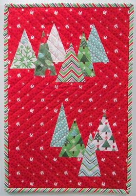 Quilt Inspiration: Free pattern day: Christmas quilts (part 1): Trees! Christmas Tree Quilt Pattern, Modern Christmas Quilt, Tree Quilt Pattern, Christmas Tree Quilt, Farm Quilt, Christmas Quilt Patterns, Holiday Quilts, House Quilts, Tree Quilt