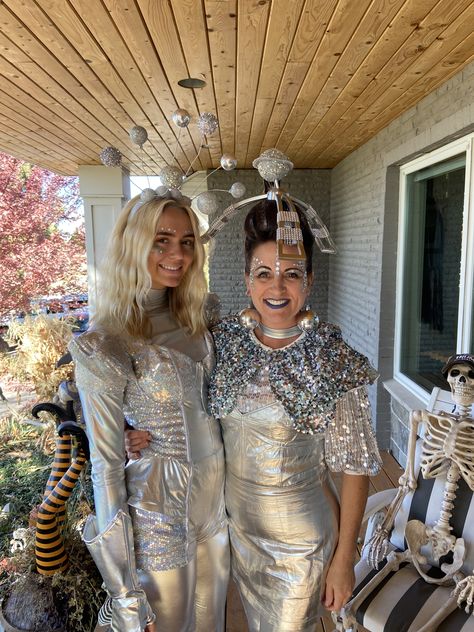 Futuristic Party Theme Outfit, Space Costume Women, Space Cadet Costume, Space Alien Costume, Futuristic Party, Karneval Diy, Space Costume, Sci Fi Costume, Space Costumes