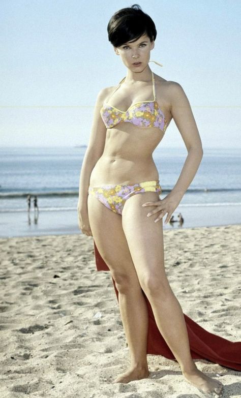 Yvonne Craig, Anatomy Art, Classic Tv, Athletic Women, Anatomy, Batman, Actors, Tv, Quick Saves