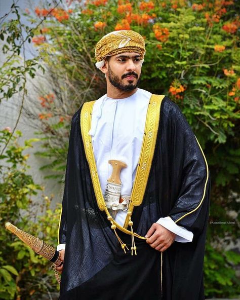 Omani Wedding, Souvenir Store, Arab Culture, Arabic Design, Islamic Fashion, Traditional Dress, Oman, Traditional Dresses, Mens Suits