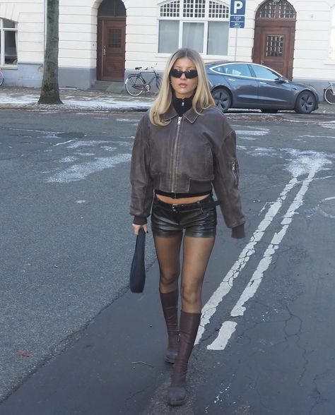 Leather Mini Shorts Outfit, Leather Micro Shorts Outfit, 2025 Fashion Predictions, Brown Leather Shorts Outfit, Mini Shorts Outfit, Winter Shorts Outfits, Brown Leather Jacket Outfit, Leather Shorts Outfit, Bar Outfits