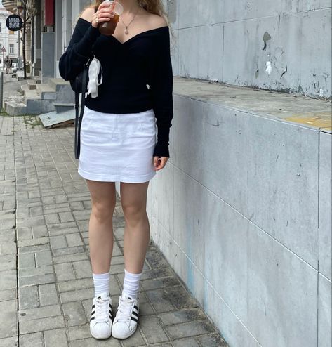 Adidas Superstar Skirt Outfit, White Adidas Shoes Outfits Summer, White Superstars Outfit, White Adidas Superstar Outfit, White Adidas Outfit, Look Old Money, Adidas Superstar Outfit, Superstar Outfit, Samba Outfits