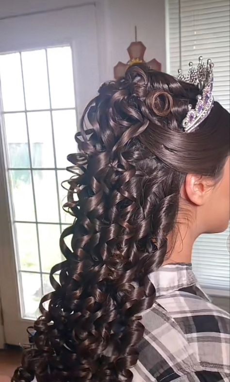 Natural Curly Hair Quinceanera Hairstyles, Curly Hairstyles With Crown, Quinceanera Hairstyles Curly Hair, 15 Hair Quinceanera, Quinceanera Hairstyles For Long Hair, Peinados Para Xv Años, Debutante Hairstyles, Quince Hair, Ariel Hair