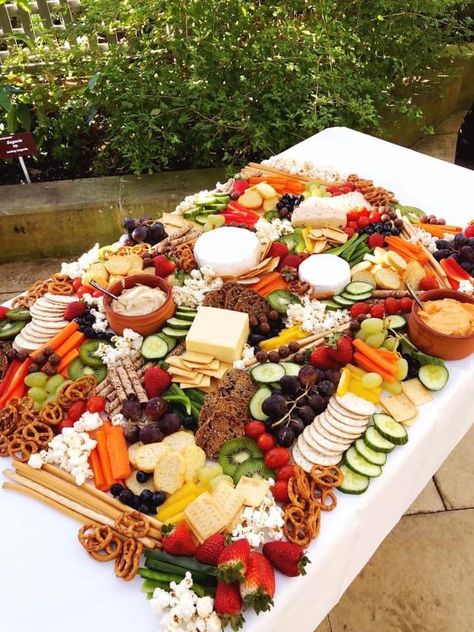 Grazing Table Ideas Vegetarian, Grazing Table Vegetarian, Savoury Grazing Board, Vegetarian Grazing Table, Harvest Table Food, Vegetarian Buffet Ideas, Harvest Table Food Ideas, Vegan Grazing Table, Fall Grazing Table