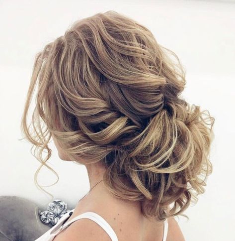 Best 40 Low Bun Updo Hairstyles Ideas on TheRightHairstyles Loose Wedding Hairstyles, Loose Curly Updo, Tutorial Chignon, Updo For Long Hair, Diy Haircuts, Loose Wedding Hair, Cute Easy Hairstyles, Easy Updos For Long Hair, Updos For Long Hair