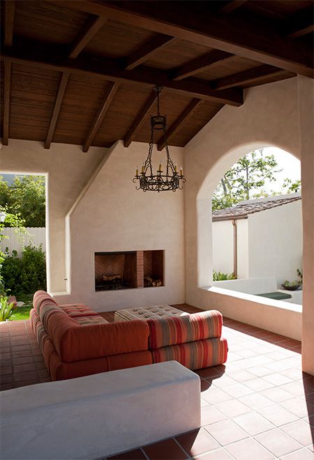 This historic adobe house in Southern California was transformed and extended into a modern adobe courtyard house by Dutton Architects. Adobe House Decor, Adobe House Exterior, Adobe Courtyard, Modern Adobe House, Adobe Style Homes, Modern Adobe, Nature Building, Adobe Houses, House In California