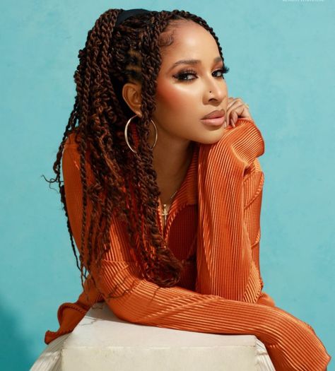 Writer Photoshoot, Corporate Poses, Lady Photoshoot, Adesua Etomi, Female Celebrity Crush, Female Photography, Corporate Women, Headshot Poses, 33rd Birthday