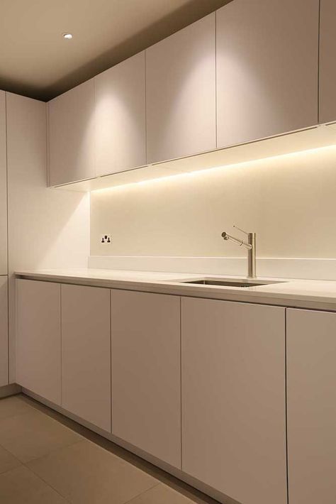 Great lighting Under Cupboard Lighting, Kitchen Under Cabinet Lighting, Kitchen Led Lighting, Modern Kitchen Lighting, Light Kitchen Cabinets, Cupboard Lights, Kitchen Lighting Design, Home Lighting Design, Minimalist Kitchen Design