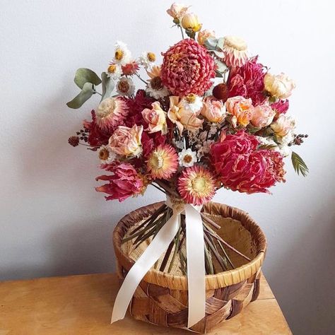 Post-doc floral on Instagram: "Bouquet lié - fleurs séchées | Dahlias, immortelles et rosettes Hand-tied bouquet - dried flowers | Dahlias, strawflower and spray roses I have been wanting to do a bouquet with those amazing raspberry colored dahlias grown by a friend for months, but I I didn’t know how. It wasn’t until I had the idea to use them as backdrop instead of focal that it finally clicked! Continuing with dried local blooms for my #weeklyposychallenge 🌸 #creative_florals #raspberryco Dried Dahlia Flowers, Dried Dahlias, Flowers Dahlias, Valentine Bouquet, Hand Tied Bouquet, Raspberry Color, Spray Roses, Dahlia, Dried Flowers