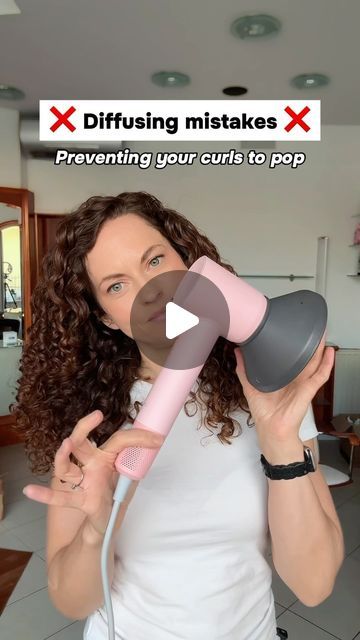 Klavdija Piskule | Curly Hair Tips 🇸🇮 on Instagram: "AD The most common diffusing mistakes preventing your curls to pop 🙅🏻‍♀️  1. Diffusing Upside Down Too Soon While diffusing upside down can create amazing volume, doing it when your hair is too wet can lead to frizz and messy curls, especially at the back. If you have any cowlicks, they’ll become more noticeable. Instead, start diffusing from side to side until your hair is slightly dry, then flip for volume!  2. Using the wrong Diffuser Using the right diffuser is crucial for achieving bouncy, frizz-free curls. If the airflow is too strong or not evenly distributed, it can lead to unwanted frizz. Choose a diffuser that offers gentle, even airflow to minimize frizz.  3. Pushing the curls all the way up to the scalp Squeezing your cur Diffusing Straight Hair, How To Dry Curly Hair With A Diffuser, Curly Hair Diffuser Before And After, Drying Curly Hair Without Diffuser, How To Properly Diffuse Curly Hair, How To Use A Hair Diffuser, Defuse Hair Curls, How To Use A Diffuser, How To Use A Diffuser On Curly Hair