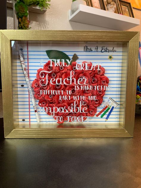 Teacher Shadow Box Ideas, Teacher Shadow Box, Classmate Gifts, Principal Appreciation Gifts, Teacher Appreciation Signs, Projet Cricut, Teacher Picture, Homemade Teacher Gifts, Teacher Crafts