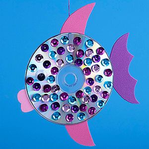 Create a light-catching sparkling fish out of 2 CDs, sequins and cardstock fins. Cd Fish, Old Cds, Cd Crafts, Vbs Crafts, Sea Crafts, Fish Crafts, Rainbow Fish, Daycare Crafts, Classroom Crafts