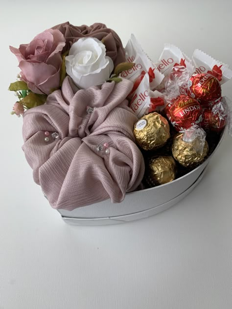 Hijab Box Design, Wedding Gift Hampers, Diy Bouquet Wrap, Ramadan Kareem Decoration, Diy Hair Accessories Ribbon, Bridal Gift Wrapping Ideas, Diy Gift Set, Gifts Wrapping Diy, Gift Bouquet