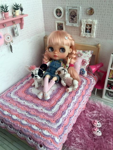 Blythe by Chantal Kuijper Blythe Doll Furniture, Blythe Doll House, Blythe Diorama, Blythe House, Cozy Office, Doll Furniture Diy, Dolls House Interiors, Doll Home, Tiny World