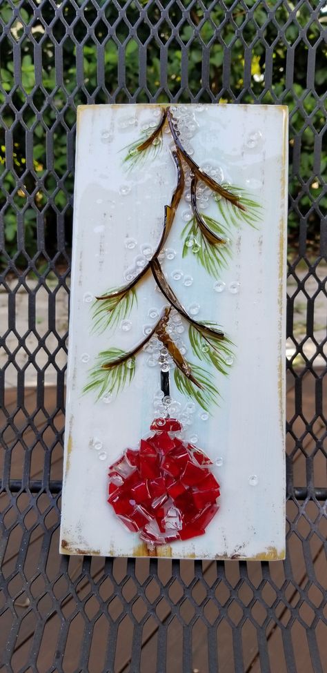 Winter Glass Art, Art Shattered Inspiration, Art With Glass Pieces, Broken Glass Artwork Ideas, Glass And Resin Christmas Tree, How To Break Glass For Crafts, Glass Art Christmas Tree, Fused Glass Art Ideas Christmas, Abstract Fused Glass Art