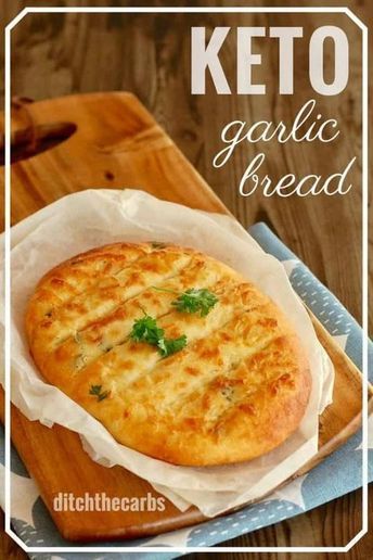 The BEST recipe for cheesy keto garlic bread - using mozzarella dough. #lowcarb #keto #glutenfree #LCHF #sugarfree #healthyrecipe Keto Garlic Bread, Keto Pancakes, Resep Diet, Low Carb Eating, Keto Cooking, Keto Recipes Dinner, Diet Vegetarian, Low Carb Bread, Net Carbs