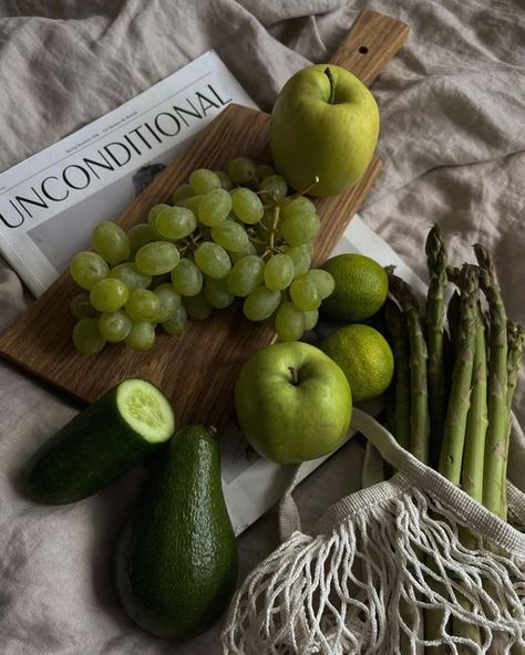 Martyna Szałacka on Instagram: "Grocery shopping 🍏🥑🥒 #greenpower . . . . . . . . . #aesthetic #aestheticfood #foodaesthetic #minimalaesthetic #pinterestinspired #pinterestaesthetic #thenoisetier #pinterestideas #nooart #estetvisual #estbysol #velvetdynasty #myaesthetic #aestheticedits #ａｅｓｔｈｅｔｉｃ #parisianamour #mybeigelife #beigeaesthetic #llemerci #pistache_blog #thecoldsoul #aesthetically #greenaesthetic #fruitslover #eatyourveggies #eatyourgreens #greenveggies #avocadolover" Healthy Greens, True Food Kitchen, True Food, Food Wallpaper, Green Fruit, Cooking Art, Fruit And Veg, Grocery Shop, Green Aesthetic