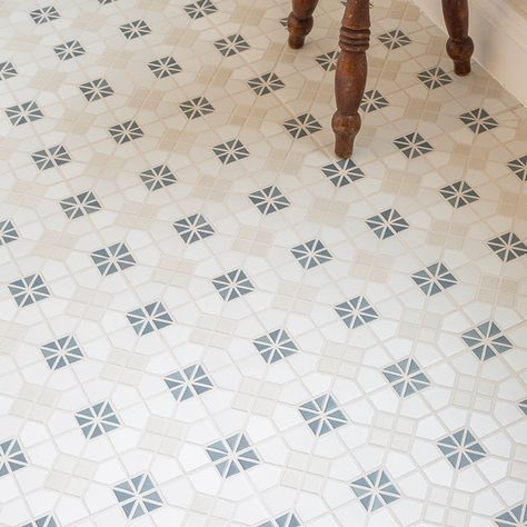 Honeycomb Bathroom Floor, Natural Stone Bathroom Floor, Honeycomb Bathroom, Stone Floor Bathroom, Blue Kitchen Tiles, Balcony Tiles, Vintage Tegel, Patterned Bathroom Tiles, Victorian Hallway