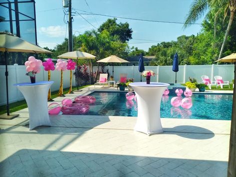 Hot pink, light pink and white style Pool side party 40th birthday - Miami style @saseventplanning Vegas Style Pool Party, White Pool Party Decorations, Pool Side Party Decor, 40th Pool Party, Pink And White Pool Party, Hot Pink Pool Party, Brunch Pool Party Ideas, 30th Pool Party Ideas, Pink Pool Party Decorations