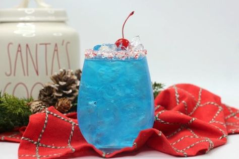 Frosty the Snowman Cocktail | Winter Cocktails | Blue Cocktails | Holiday Cocktails | Christmas Cocktails | Peppermint Cocktails | Coconut Rum Cocktail | Schnapps Cocktail | Candy Cane Cocktail | #cocktail #recipe #holidays #Christmas #peppermint Christmas Cocktails Peppermint, Elf Cocktail, Peppermint Cocktails, Snowman Cocktail, Candy Cane Cocktail, Peppermint Cocktail, Holiday Cocktails Christmas, Vodka Recipes Drinks, Christmas Drinks Alcohol Recipes