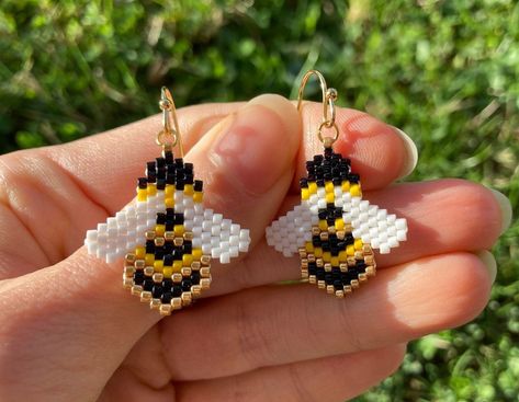 Bee/bumblebee earrings 🐝 Hand-woven, with Miyuki beads and nylon thread. The hooks are in gold stainless steel (+silicone clasps) Beaded Bee Earrings, Unique Beaded Earrings, Bee Seed Bead, Beaded Bees, Beaded Sunflower Earrings, Bee Earring, Pony Bead Animals, Miyuki Earrings, Miyuki Beads Pattern