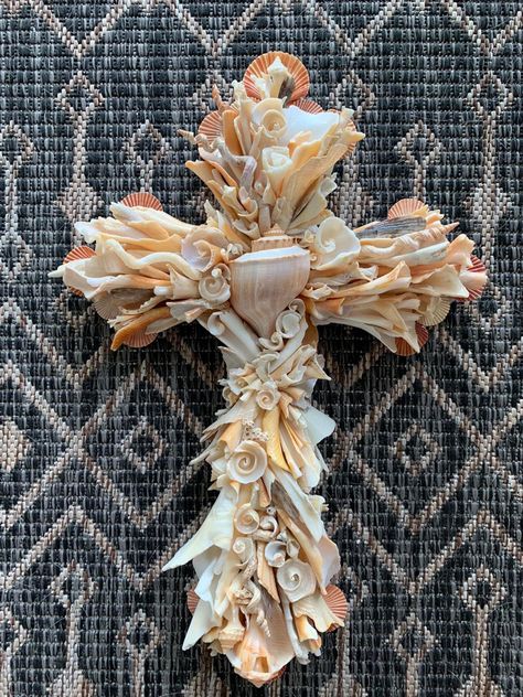 Shell Crosses Diy, Diy Coastal Farmhouse Decor, Sea Shell Cross, Seashells Crafts, Wooden Cross Crafts, Seashell Cross, Shell Creations, Seashell Art Diy, Beach Decorations