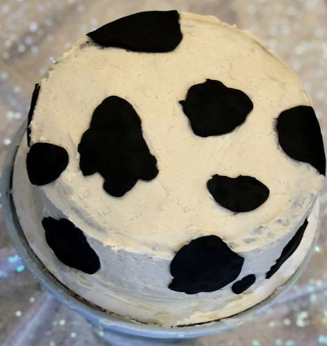 cow print cake: 🐮 vanilla frosting with black fondant spots Cow Spot Cake, Cow Print Cake, Cow Print Cakes, 1rst Birthday, Cow Print Birthday, Smash Cake First Birthday, Cow Cake, Cow Cakes, Black Fondant