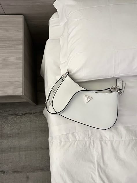 White Handbag Aesthetic, White Shoulder Bag Aesthetic, White Designer Purse, White Guess Bag, Guess White Bag, White Bag Aesthetic, White Luxury Bag, Guess Bags Aesthetic, Guess Bag Outfit