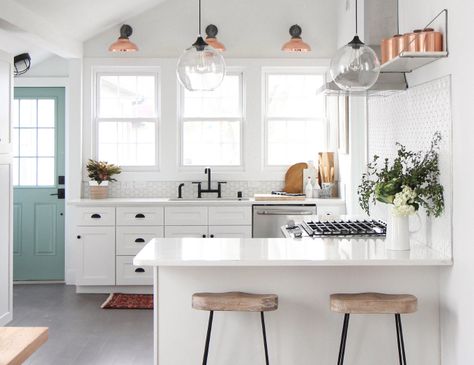 I am smitten with these copper lights😍 Dapur Skandinavia, Reka Bentuk Dapur, Farmhouse Kitchen Inspiration, Minimalist Dekor, Interior Dapur, Kitchen Ikea, Scandinavian Kitchen, Interior Modern, Modern Farmhouse Kitchens