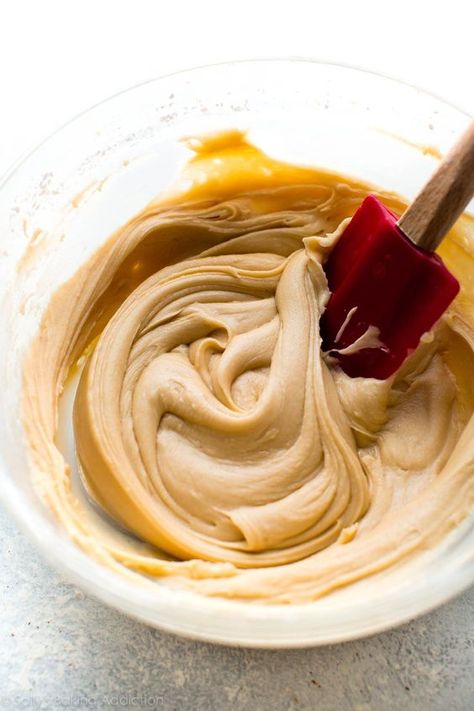 Cake Frosting Tips, Salted Caramel Icing, Salted Caramel Frosting, Caramel Icing, Pastries Desserts, Icing Recipes, Caramel Frosting, Buttercream Frosting Recipe, Icing Frosting