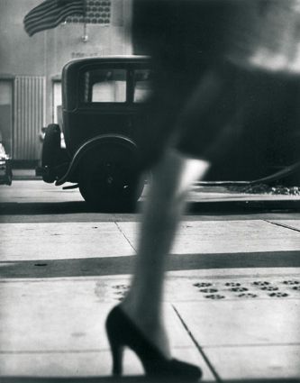 Lisette Model. 'Running Legs, 5th Avenue [Jambes de passants, 5e avenue] New York', c. 1940-1941 Frank Horvat, Walker Evans, Diane Arbus, Henri Cartier Bresson, Lower East Side, 5th Avenue, Man Ray, Ansel Adams, Foto Art