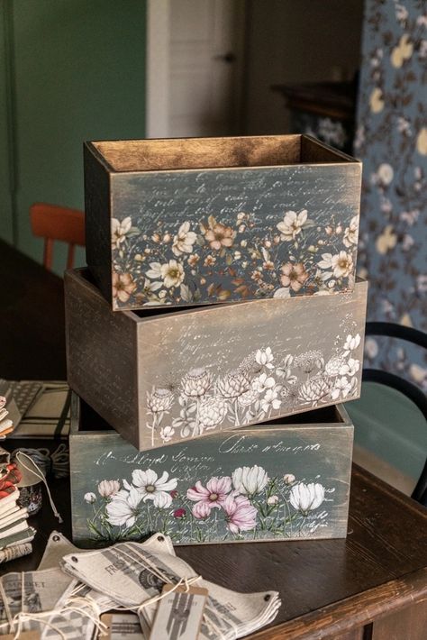 Craft Room Vintage, Wooden Box Decoration Ideas, Wooden Crate Painting Ideas, Sewing Decor Ideas, Decoupage Ideas Wood, Decoupage Boxes Ideas, Decoupage Wooden Boxes, Decoupage Box Vintage, Floating Nightstand Ideas