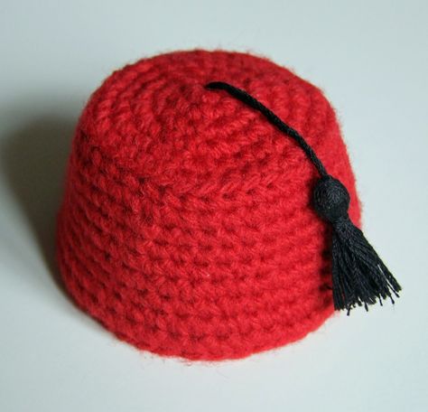 Debbie made ... a mini fez  Crochet pattern is available fre on my blog at http://debbiemade.blogspot.co.uk/2011/09/fez.html#    p.s. Fezes are brilliant.  They make your life better - fact! Geeky Crochet Patterns, Doctor Who Crochet, Fez Hat, Doctor Who Crafts, Crochet Costumes, Top Crochet Pattern, Classic Doctor Who, Mini Hats, Useful Items