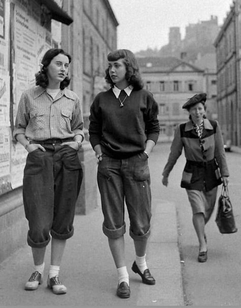 (28) y (@true_cup) / Twitter 40s Mode, This Time Tomorrow, American High School, Modern Street Style, Outfit Challenge, Military Outfit, 1940s Fashion, 50s Fashion, Latest Outfits