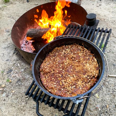 Dutch Oven Apple Crisp, Campfire Apple Crisp, Campfire Dessert, Camping Dessert Recipes, Dessert Taco, Apple Custard, Campfire Desserts, Crisp Recipes, Dutch Oven Camping