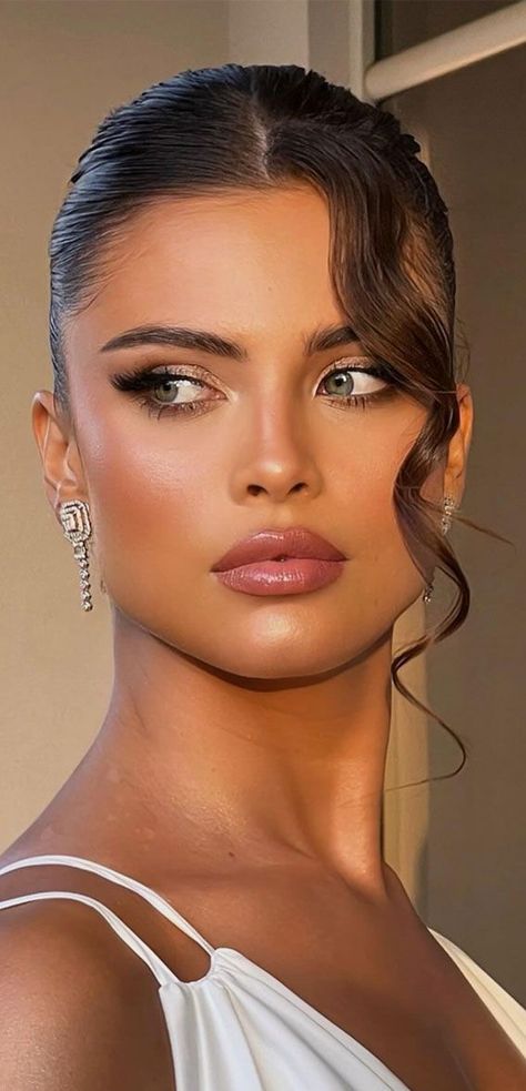 30 Dazzling Makeup Looks for Every Occasion : Rosy Lips + Soft Bronze Radiance #makeuptutorial #makeup #beauty #макияж #eyemakeup #подводка Fresh Glam Makeup, Prom Makeup Glam, Makeup Looks Full Face, Makeup Look Bridal, Makeup Look Wedding, Makeup Ethereal, Long Face Makeup, Elegance Makeup, Prom Makeup Look