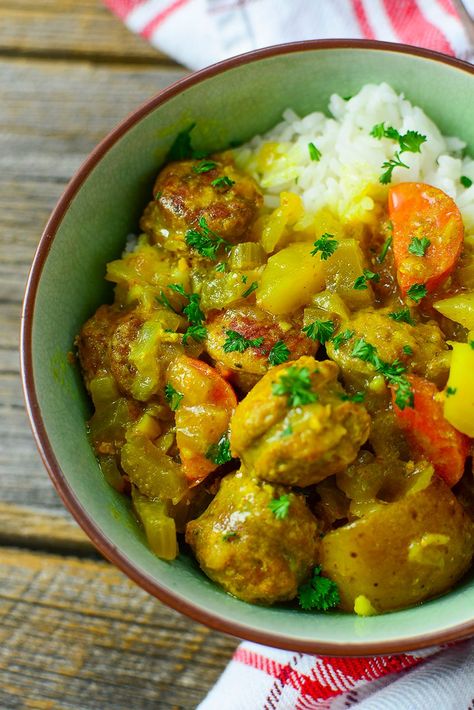 Sausage curry served over rice, the photo is taken over top the bowl. Slow Cooker Sausage Recipes, Crock Pot Curry, Slow Cooker Curry Recipes, Sausage Slow Cooker, Curry Broth, Slow Cooker Sausage, Curried Sausages, Slow Cooker Curry, Sausage Crockpot