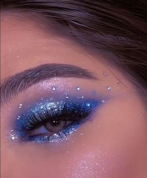 Light Blue Eye Makeup With Gems, Blue Eye Makeup 2023, Blue Chrome Makeup, Classy Blue Eye Makeup, Sapphire Tears Makeup, Sparkles Eye Makeup, Blue Eyeshadow Rhinestones, Light Blue Sparkly Eye Makeup, Blue Sparkly Makeup Looks