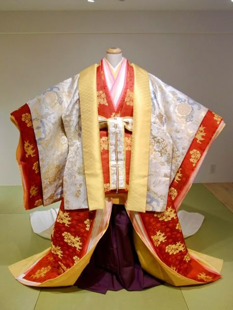 A mannequin dressed in a junihitoe color combination. Royal Kimono, Priestess Costume, Japanese Edo Period Clothing, Japanese Shrine Maiden Outfit, Royalty Clothing, Junihitoe Kimono, Japanese Princess Kimono, Royal Kimono Japan, Japanese Traditional Clothing