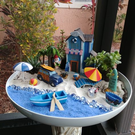 Fairy garden Beach. Fairy Garden Design Ideas, Beach Fairy Garden, Beach Crafts Diy, Fairytale Garden, Indoor Fairy Gardens, Fairy Garden Ideas, Fairy Garden Plants, Fairy Garden Crafts, Fairy Garden Designs