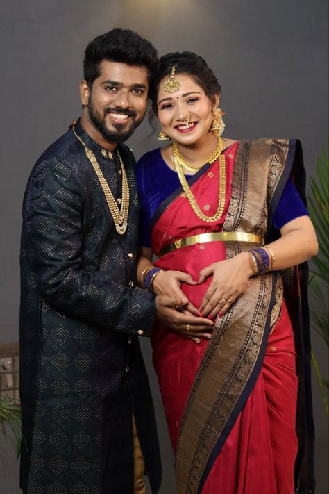 Srimantham Photoshoot Saree, Srimantham Stills Photo, Metarnity Photoshoot Indian At Home, Valakappu Photos, Seemantham Photoshoot, Srimantham Photoshoot, Sreemantham Poses, Seemantham Poses, Sreemantham Photoshoot