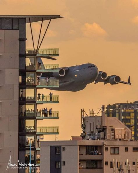 Some incredible pictures of the Royal Australian Air Force (RAAF) during the Brisbane River Fire Air Show Plane Photography, Royal Australian Air Force, Airplane Wallpaper, Pilots Aviation, Airplane Photography, Skiathos, Aviation Photography, Air Show, Fighter Planes