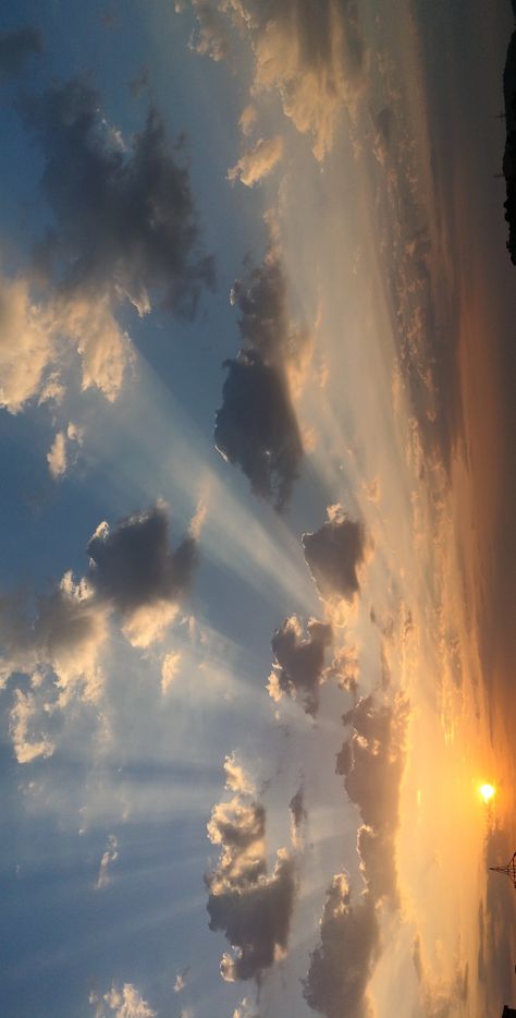 Sun Set Clouds Sky, Light Coming Through Clouds, Sun Peeking Through Clouds, Cloud Pics, Beautiful Sky Pictures, Sky Vibes, Dreamy Clouds, Sunrise Clouds, Sky Day